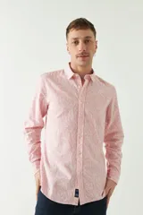 Camisa de manga larga con estampado de hojas en tonos azul marino y negro.