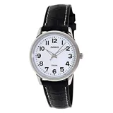 Reloj analógico Casio LTP1303L con caja plateada, esfera blanca con números arábigos y correa de cuero negra con pespuntes blancos. Resistente al agua hasta 30 metros.