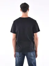 Remera gris de corte regular y mangas cortas.