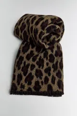 Bufanda rectangular color marrón con estampado de leopardo y flecos cortos en los extremos.