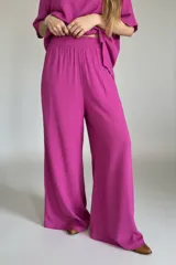 Conjunto fucsia compuesto por un remerón de mangas cortas y un pantalón palazzo de lino.