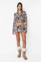 Campera corta de sarga con tacto gamuzado y estampado animal print. Silueta al cuerpo, cuello media polera y cierre desmontable metálico con doble deslizador.
