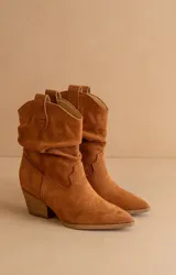 Bota texana de gamuza color marrón con caña media, puntera fina y taco de madera.