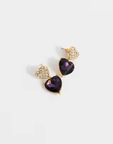 Aros colgantes cortos con forma de corazón, con strass blancos en la parte superior y cristal facetado color amatista en la parte inferior.