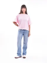 Remera blanca de algodón con cuello redondo y mangas cortas.