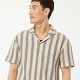 Camisa de manga corta con rayas verticales color crema y azul marino.