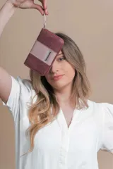 Billetera mediana combinada en dos tonos, símil cuero, con cierre alrededor. Tiene compartimento interior con tarjeteros y monedero con cierre.