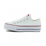 Championes Converse Chuck Taylor All Star de lona blanca con plataforma, cordones blancos y detalles en rojo y azul en la suela.