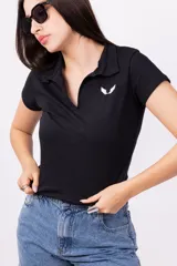 Chomba negra de corte ajustado, con cuello polo y logo bordado en el pecho.