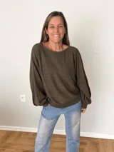 Sweater de tejido calado color gris, con cuello redondo y mangas globo.