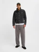 Jean de calce baggy de tiro alto, color gris. Diseño clásico de cinco bolsillos y cierre con botones. Pierna ancha desde el muslo hasta el ruedo para un fit relajado y actual. Lavado suave para mayor comodidad y acabado limpio. Marca Jack & Jones.