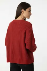 Sweater de punto grueso color blanco, con cuello redondo a la base, mangas largas con puños ajustados y diseño cropped holgado.