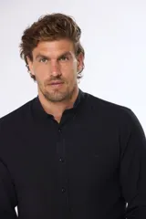 Camisa negra de lino con cuello mao y manga larga.