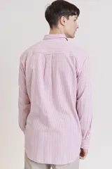 Camisa de manga larga a rayas verticales rosas y blancas, con cuello clásico y bolsillo en el pecho.