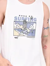 Musculosa blanca de algodón con estampado de un esqueleto surfeando en la playa.