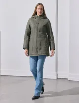 Campera negra capitoneada marca Weatherproof, con capucha desmontable, cierre central y bolsillos delanteros.