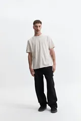 Remera negra de manga corta con estampado abstracto en tonos grises.