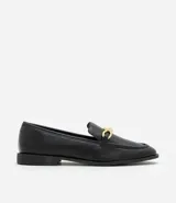 Zapato mocasín femenino de PU color negro, con punta cuadrada y detalle metálico dorado en el empeine. Tiene un tacón bajo y suela de goma.