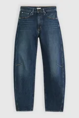 Pantalón de jean azul oscuro, de corte amplio y tiro alto.