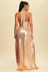 Vestido largo de fiesta color champagne, con escote halter y abertura en la pierna.