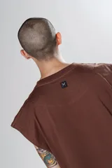 Remera marrón sin mangas con cuello redondo y corte holgado.