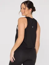 Musculosa deportiva negra de tela suave y fresca, con espalda de malla para mayor ventilación.