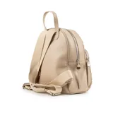 Mochila color beige de cuero sintético con diseño tejido. Tiene un compartimento principal con cierre de solapa, un bolsillo interno con cierre y otro abierto. La correa es regulable y los herrajes son plateados.