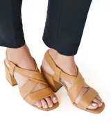 Sandalias color camel con tiras cruzadas de cuero acolchado, talón con elástico fruncido, taco ancho de 6 cm y punta cuadrada.
