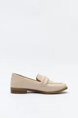 Mocasines color beige de símil cuero, con punta cuadrada y detalle de bordado a tono en la capellada. Taco de 2,5cm.