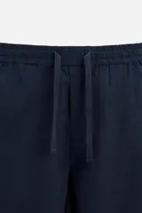 Pantalón azul marino de corte amplio, confeccionado en tejido de mezcla de algodón y lino. Cuenta con cintura elástica ajustable con cordón, bolsillos frontales y bolsillos traseros de vivo.