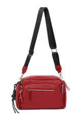 Bandolera roja de cuero sintético con múltiples bolsillos con cierre y correa bandolera negra ajustable. Incluye llavero de estrella.