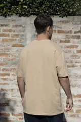 Remera blanca de algodón premium con mangas cortas y estampado de tres flores en el pecho.