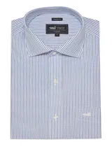 Camisa de vestir a rayas verticales celestes y blancas, de corte regular, con cuello italiano, manga larga y bolsillo en el pecho con logo bordado.