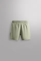 Shorts de entrenamiento color verde claro, confeccionados en tejido técnico ligero y elástico. Sin forro interior, con cintura elástica ajustable con cordón interior, bolsillos frontales y bolsillo trasero de seguridad con cierre de cremallera. Bajo con acabado termofijado y aberturas laterales.
