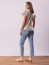 Blusa color naranja óxido de satén, marca Alex & Lili. Manga corta amplia con volados. Corte bajo el busto. Espalda con abertura ojal y botón.