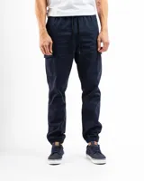 Pantalón cargo estilo jogger color azul marino, con cintura elástica ajustable con cordón, bolsillos laterales con solapa y puños elásticos en los tobillos.
