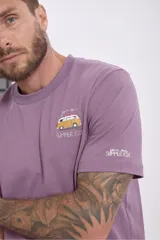 Remera blanca de algodón con cuello redondo y estampado pequeño de una moto en el pecho.