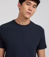 Remera de algodón blanca de corte slim, con cuello redondo, mangas cortas y textura acanalada.