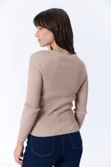 Remera de viscosa color beige, de corte ajustado y mangas largas. Tejido de punto acanalado.