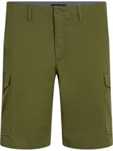 Bermuda cargo Tommy Hilfiger de color verde militar, con corte amplio y pierna recta. Confeccionada en sarga de algodón elástico, con dos bolsillos ribeteados en la cintura, dos bolsillos laterales tipo cargo y un bolsillo trasero de ojal con botón. Logo de Tommy Hilfiger bordado en la parte trasera.