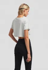 Remera cropped de algodón color blanco con estampado de media naranja en el pecho, corte holgado y cuello redondo.