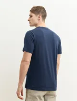 Remera azul marino de algodón con cuello redondo y estampado frontal con la frase "All you need" en color celeste.