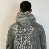 Canguro gris con efecto lavado, capucha con cordones negros, bolsillo tipo canguro y puños y cintura acanalados. Estampado pequeño en el pecho con el logo de la marca.