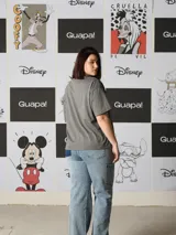 Remera de manga corta color gris oscuro, corte oversize, con estampado frontal de Pato Donald con el texto "Donald Duck Number One".