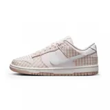 Zapatillas Nike Dunk Low color rosa pastel y blanco con estampado a cuadros.