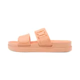 Sandalias bajas color salmón, con doble tira superior y hebillas ajustables.