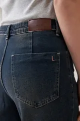 Pantalón de jean azul oscuro, de corte wide leg.