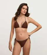 Top de bikini triangular color marrón con relleno removible, adorno dorado en el centro y tiras trenzadas bicolores.
