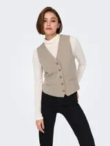 Chaleco sastrero color beige con bolsillos frontales y cierre con botones.