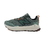 Championes de trail running New Balance color gris con detalles en verde, negro y naranja.